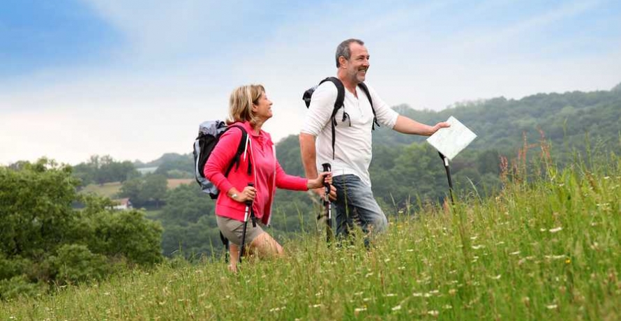 שני אנשים מבוגרים הולכים בטבע